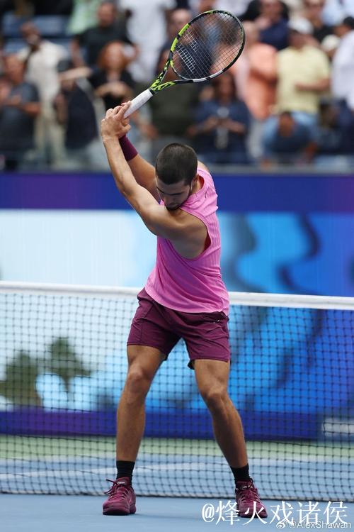 辛纳为何击败阿尔卡拉斯，荣膺ATP最受欢迎球员？